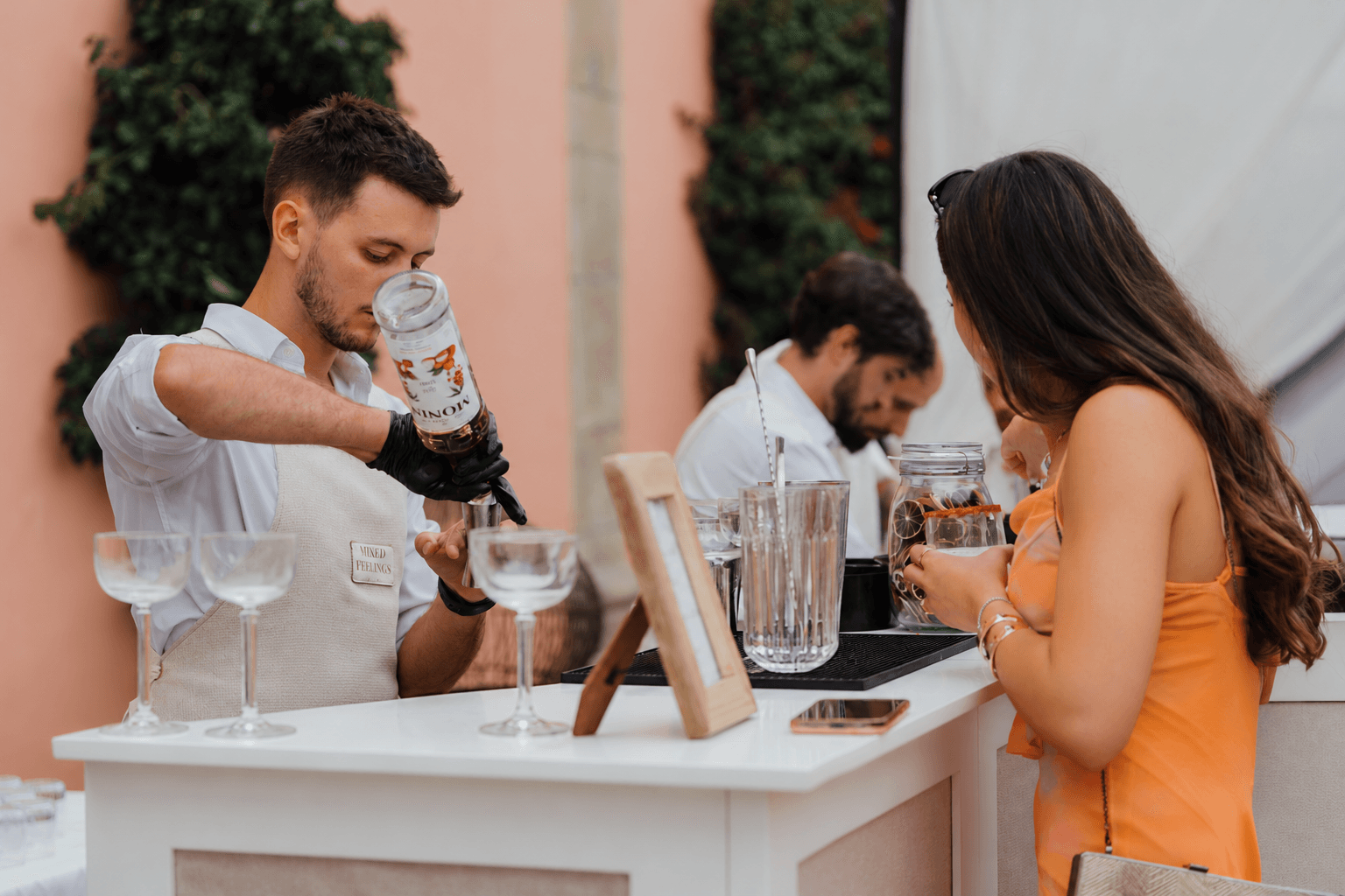 Equipa Mixed Feelings a servir cocktails num casamento