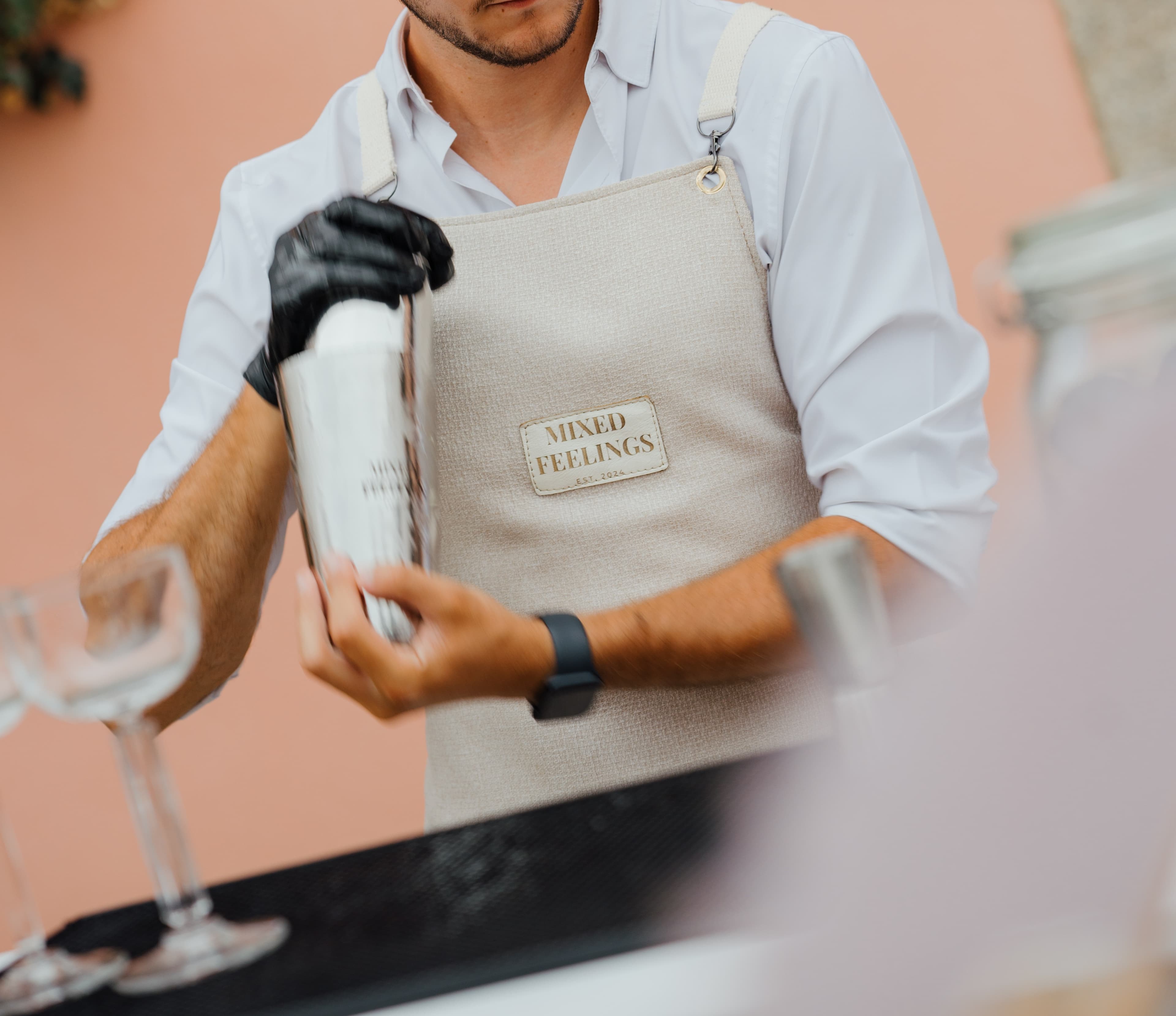 Preparação de cocktails com gelo e casca de laranja