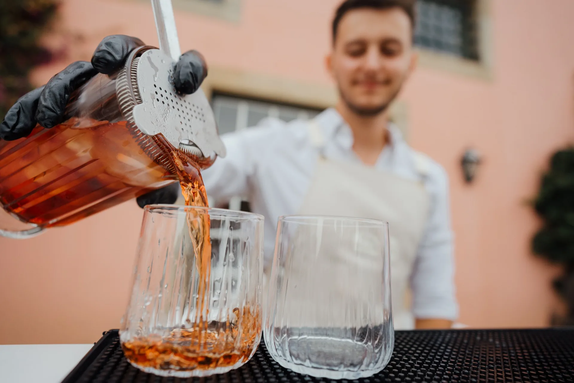 Equipa Mixed Feelings a servir cocktails num casamento